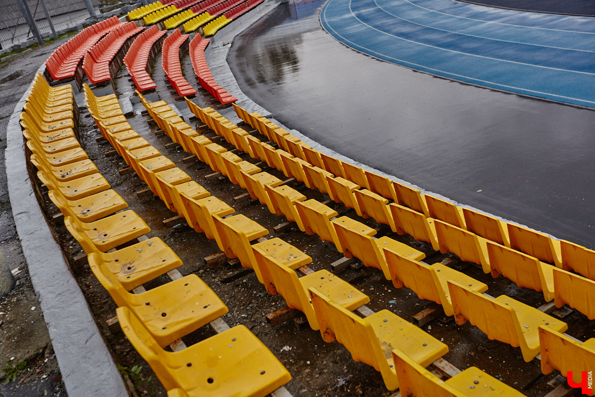 В 2025 году на стадионе «Лыбедь» завершился очередной этап реконструкции. В порядок привели один из секторов главной трибуны на тысячу мест, в секторе для прыжков в длину сменили покрытие, а с обеих сторон от футбольного поля появились площадки для игры в футзал. «Ключ-Медиа» своими глазами оценил трансформацию спортивного комплекса.