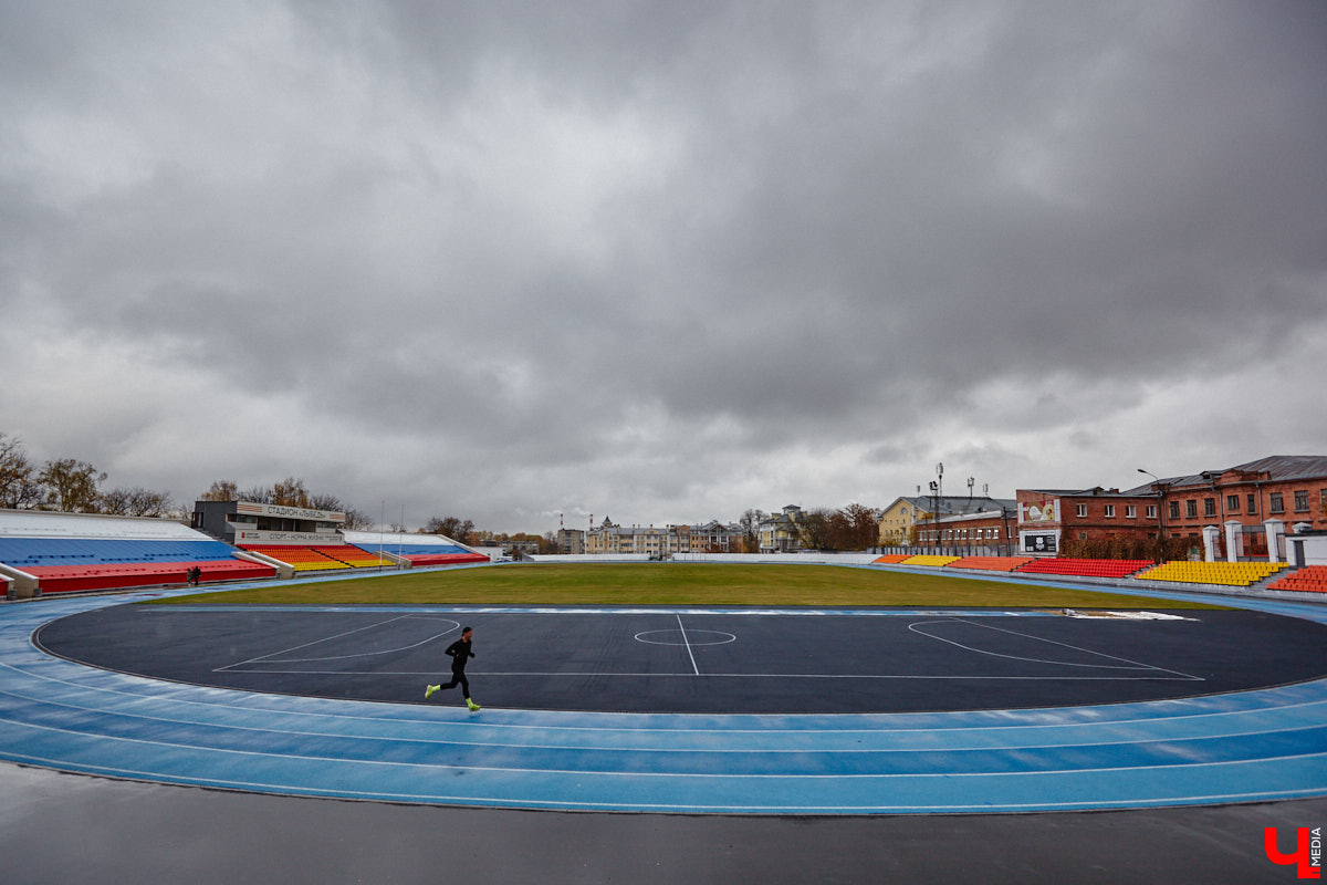 В 2025 году на стадионе «Лыбедь» завершился очередной этап реконструкции. В порядок привели один из секторов главной трибуны на тысячу мест, в секторе для прыжков в длину сменили покрытие, а с обеих сторон от футбольного поля появились площадки для игры в футзал. «Ключ-Медиа» своими глазами оценил трансформацию спортивного комплекса.