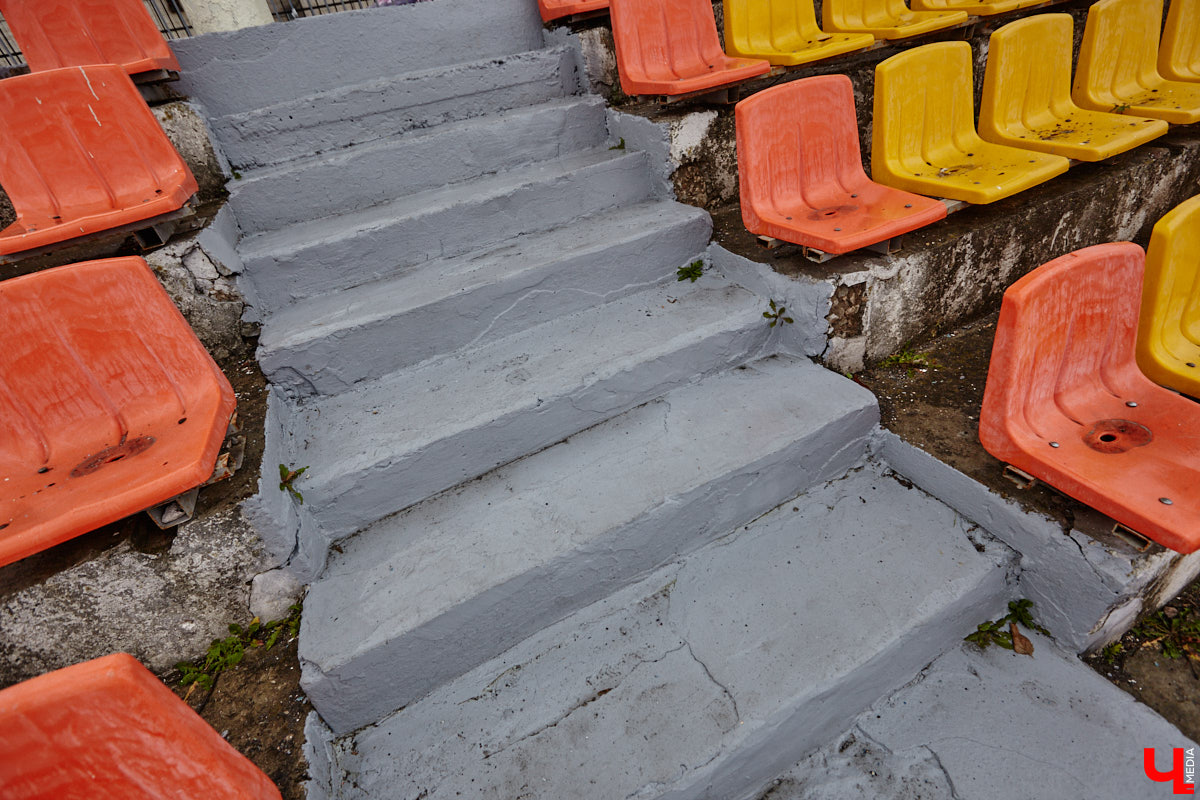 В 2025 году на стадионе «Лыбедь» завершился очередной этап реконструкции. В порядок привели один из секторов главной трибуны на тысячу мест, в секторе для прыжков в длину сменили покрытие, а с обеих сторон от футбольного поля появились площадки для игры в футзал. «Ключ-Медиа» своими глазами оценил трансформацию спортивного комплекса.