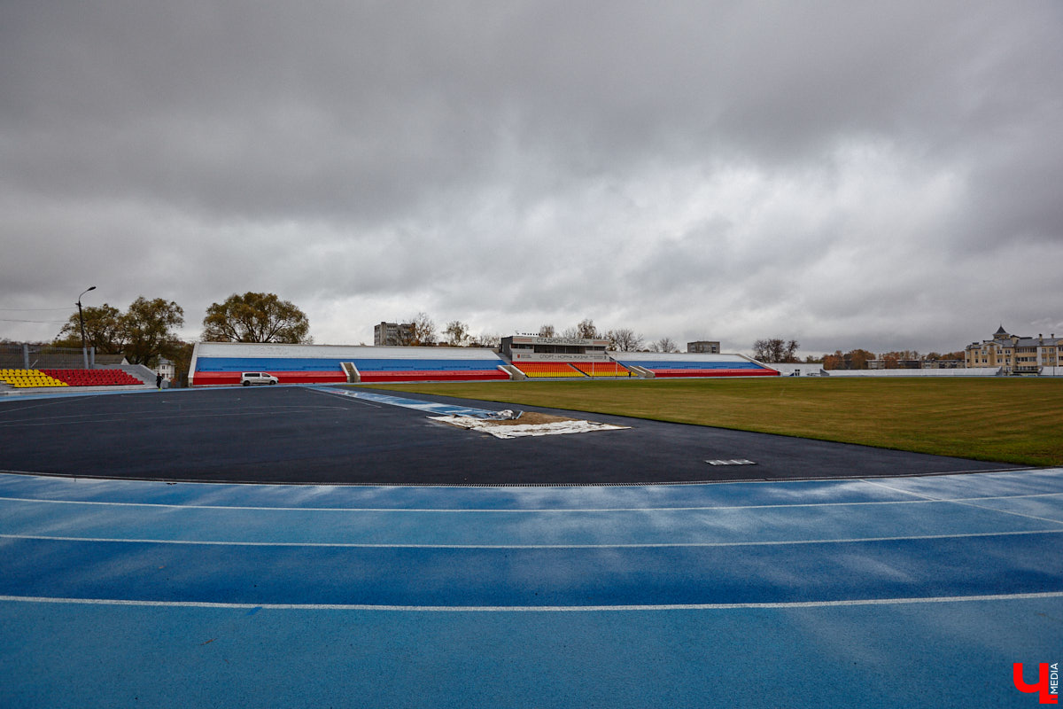 В 2025 году на стадионе «Лыбедь» завершился очередной этап реконструкции. В порядок привели один из секторов главной трибуны на тысячу мест, в секторе для прыжков в длину сменили покрытие, а с обеих сторон от футбольного поля появились площадки для игры в футзал. «Ключ-Медиа» своими глазами оценил трансформацию спортивного комплекса.