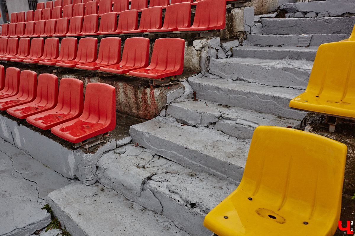 В 2025 году на стадионе «Лыбедь» завершился очередной этап реконструкции. В порядок привели один из секторов главной трибуны на тысячу мест, в секторе для прыжков в длину сменили покрытие, а с обеих сторон от футбольного поля появились площадки для игры в футзал. «Ключ-Медиа» своими глазами оценил трансформацию спортивного комплекса.