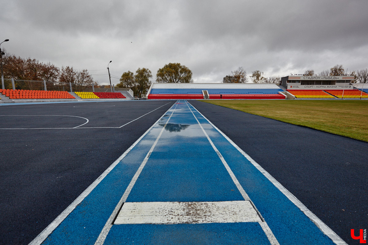 В 2025 году на стадионе «Лыбедь» завершился очередной этап реконструкции. В порядок привели один из секторов главной трибуны на тысячу мест, в секторе для прыжков в длину сменили покрытие, а с обеих сторон от футбольного поля появились площадки для игры в футзал. «Ключ-Медиа» своими глазами оценил трансформацию спортивного комплекса.