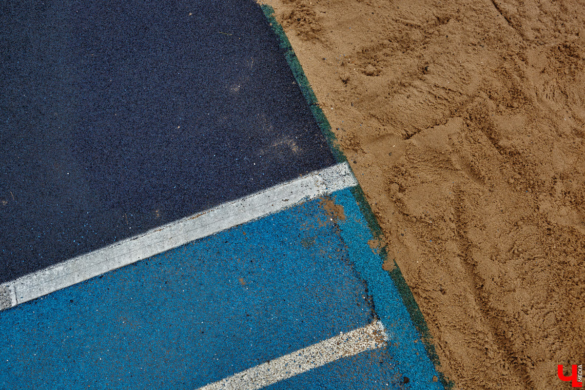 В 2025 году на стадионе «Лыбедь» завершился очередной этап реконструкции. В порядок привели один из секторов главной трибуны на тысячу мест, в секторе для прыжков в длину сменили покрытие, а с обеих сторон от футбольного поля появились площадки для игры в футзал. «Ключ-Медиа» своими глазами оценил трансформацию спортивного комплекса.