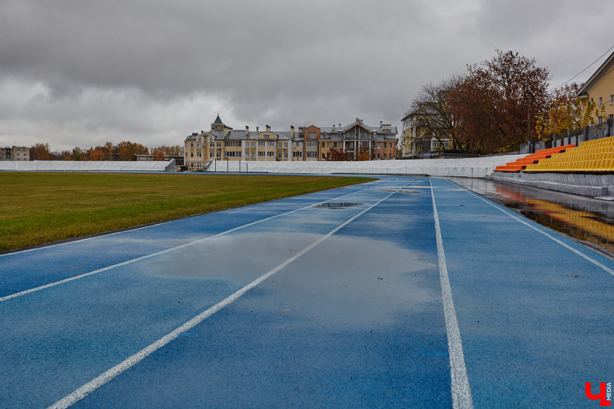 В 2025 году на стадионе «Лыбедь» завершился очередной этап реконструкции. В порядок привели один из секторов главной трибуны на тысячу мест, в секторе для прыжков в длину сменили покрытие, а с обеих сторон от футбольного поля появились площадки для игры в футзал. «Ключ-Медиа» своими глазами оценил трансформацию спортивного комплекса.