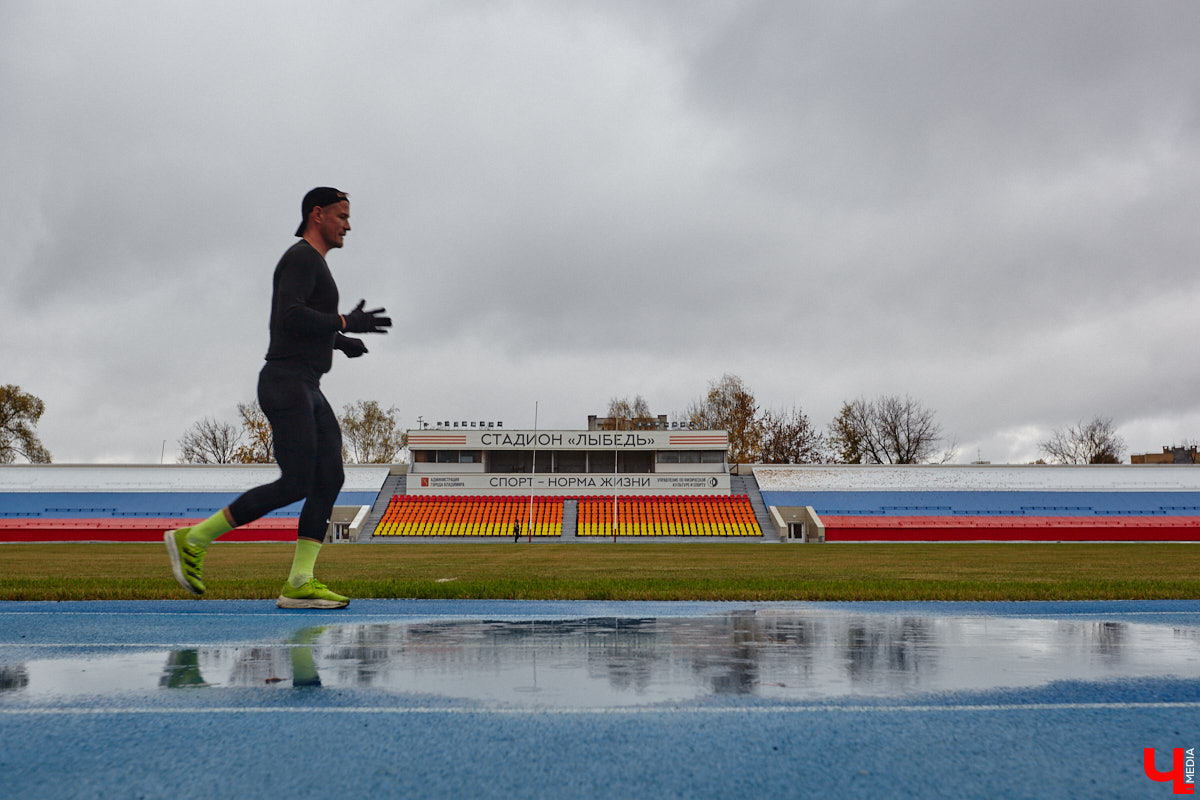 В 2025 году на стадионе «Лыбедь» завершился очередной этап реконструкции. В порядок привели один из секторов главной трибуны на тысячу мест, в секторе для прыжков в длину сменили покрытие, а с обеих сторон от футбольного поля появились площадки для игры в футзал. «Ключ-Медиа» своими глазами оценил трансформацию спортивного комплекса.