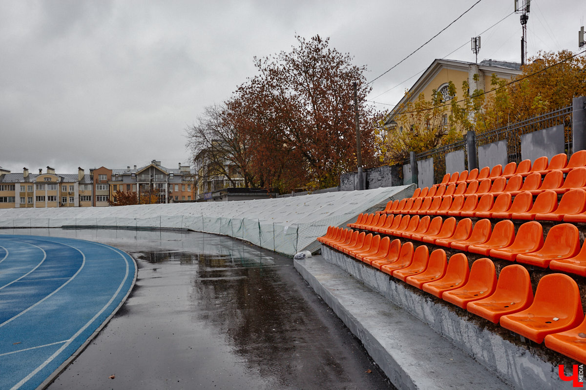 В 2025 году на стадионе «Лыбедь» завершился очередной этап реконструкции. В порядок привели один из секторов главной трибуны на тысячу мест, в секторе для прыжков в длину сменили покрытие, а с обеих сторон от футбольного поля появились площадки для игры в футзал. «Ключ-Медиа» своими глазами оценил трансформацию спортивного комплекса.