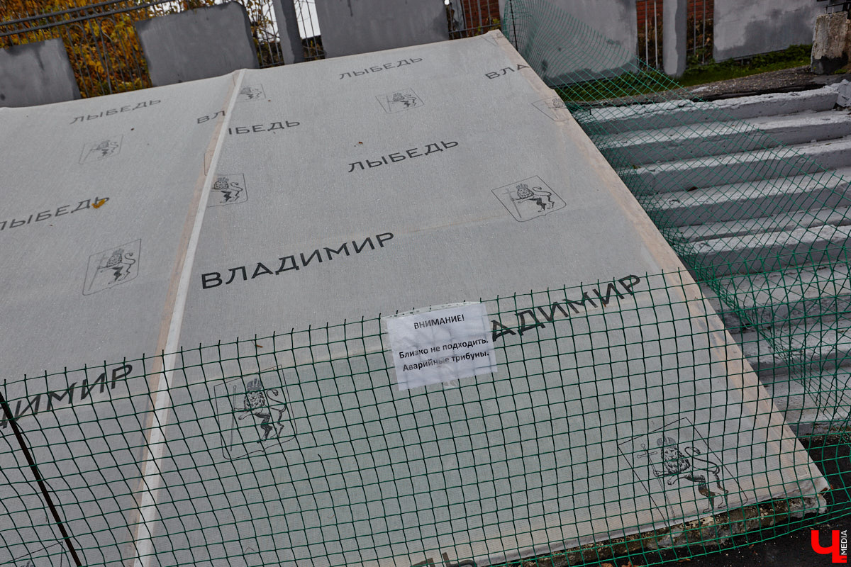 В 2025 году на стадионе «Лыбедь» завершился очередной этап реконструкции. В порядок привели один из секторов главной трибуны на тысячу мест, в секторе для прыжков в длину сменили покрытие, а с обеих сторон от футбольного поля появились площадки для игры в футзал. «Ключ-Медиа» своими глазами оценил трансформацию спортивного комплекса.