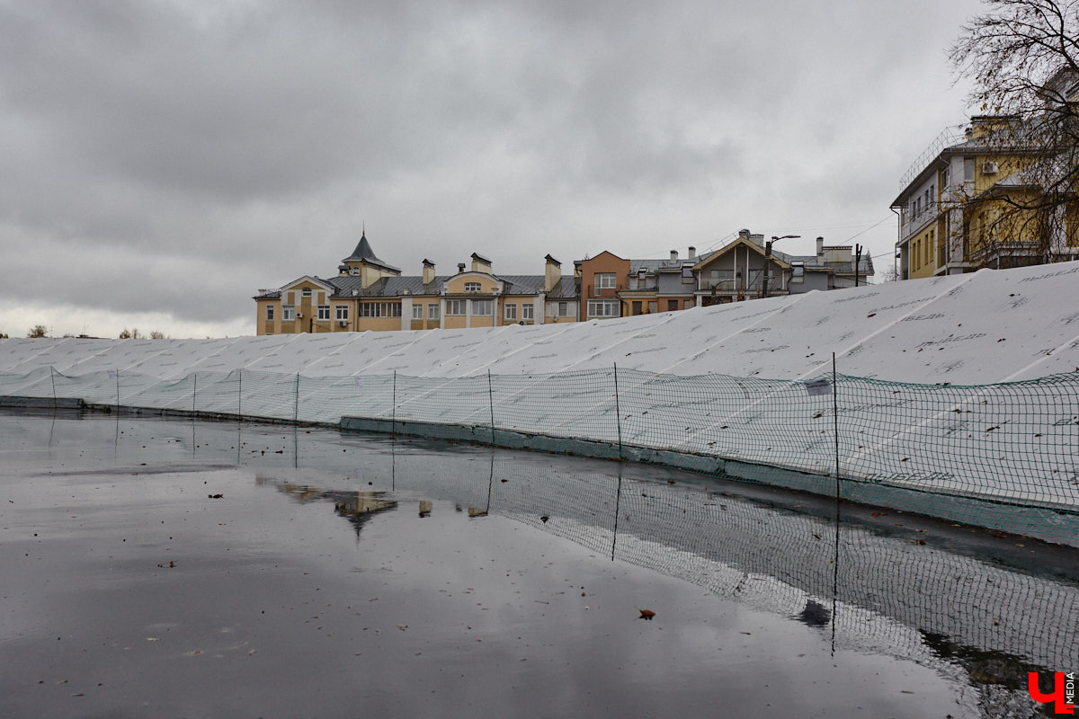 В 2025 году на стадионе «Лыбедь» завершился очередной этап реконструкции. В порядок привели один из секторов главной трибуны на тысячу мест, в секторе для прыжков в длину сменили покрытие, а с обеих сторон от футбольного поля появились площадки для игры в футзал. «Ключ-Медиа» своими глазами оценил трансформацию спортивного комплекса.