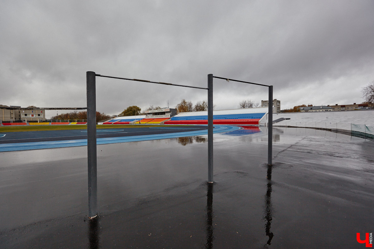 В 2025 году на стадионе «Лыбедь» завершился очередной этап реконструкции. В порядок привели один из секторов главной трибуны на тысячу мест, в секторе для прыжков в длину сменили покрытие, а с обеих сторон от футбольного поля появились площадки для игры в футзал. «Ключ-Медиа» своими глазами оценил трансформацию спортивного комплекса.