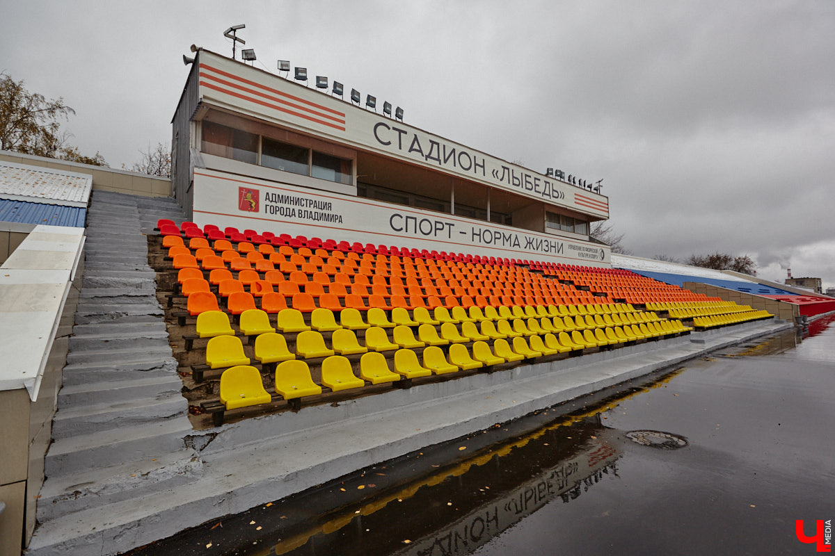 В 2025 году на стадионе «Лыбедь» завершился очередной этап реконструкции. В порядок привели один из секторов главной трибуны на тысячу мест, в секторе для прыжков в длину сменили покрытие, а с обеих сторон от футбольного поля появились площадки для игры в футзал. «Ключ-Медиа» своими глазами оценил трансформацию спортивного комплекса.