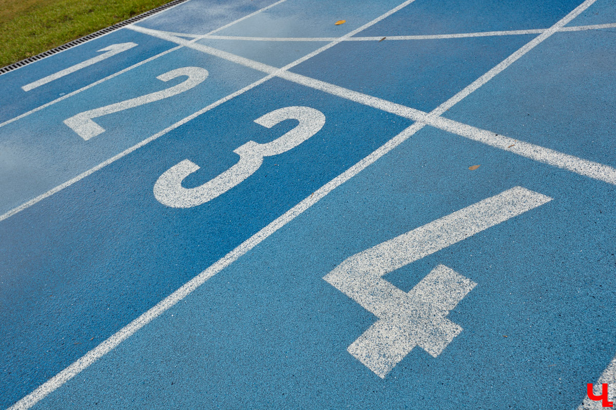 В 2025 году на стадионе «Лыбедь» завершился очередной этап реконструкции. В порядок привели один из секторов главной трибуны на тысячу мест, в секторе для прыжков в длину сменили покрытие, а с обеих сторон от футбольного поля появились площадки для игры в футзал. «Ключ-Медиа» своими глазами оценил трансформацию спортивного комплекса.