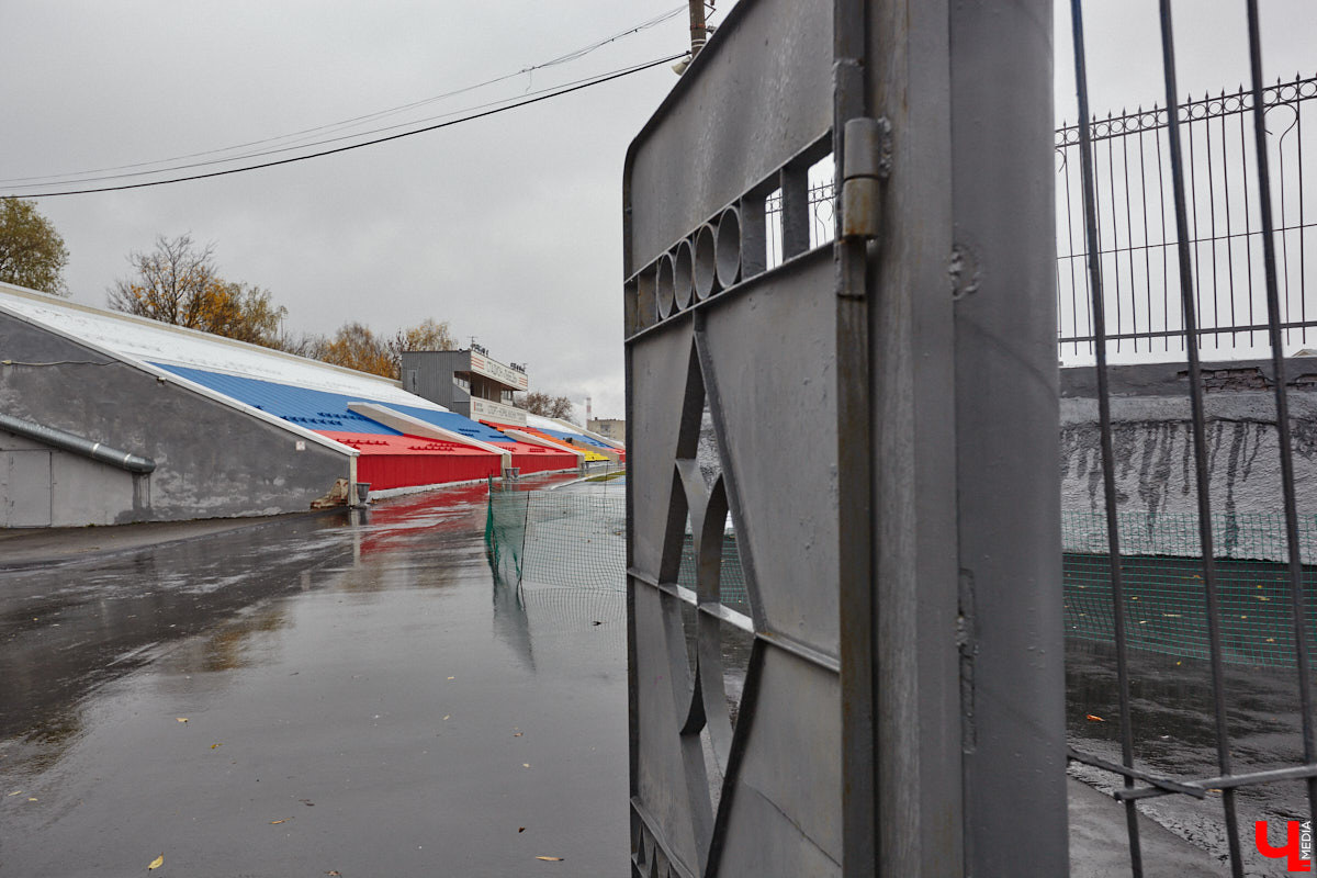 В 2025 году на стадионе «Лыбедь» завершился очередной этап реконструкции. В порядок привели один из секторов главной трибуны на тысячу мест, в секторе для прыжков в длину сменили покрытие, а с обеих сторон от футбольного поля появились площадки для игры в футзал. «Ключ-Медиа» своими глазами оценил трансформацию спортивного комплекса.