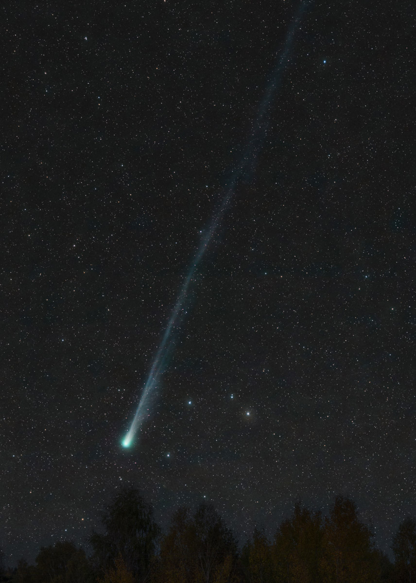 Астрофотограф из города оружейников смог поймать в объектив самую яркую комету года, которую последний раз видели на Земле предположительно 1350 лет назад. Владимир Родин успешно запечатлел «хвостатую странницу», а рассказом о процессе и получившимися кадрами поделился с нашим изданием.