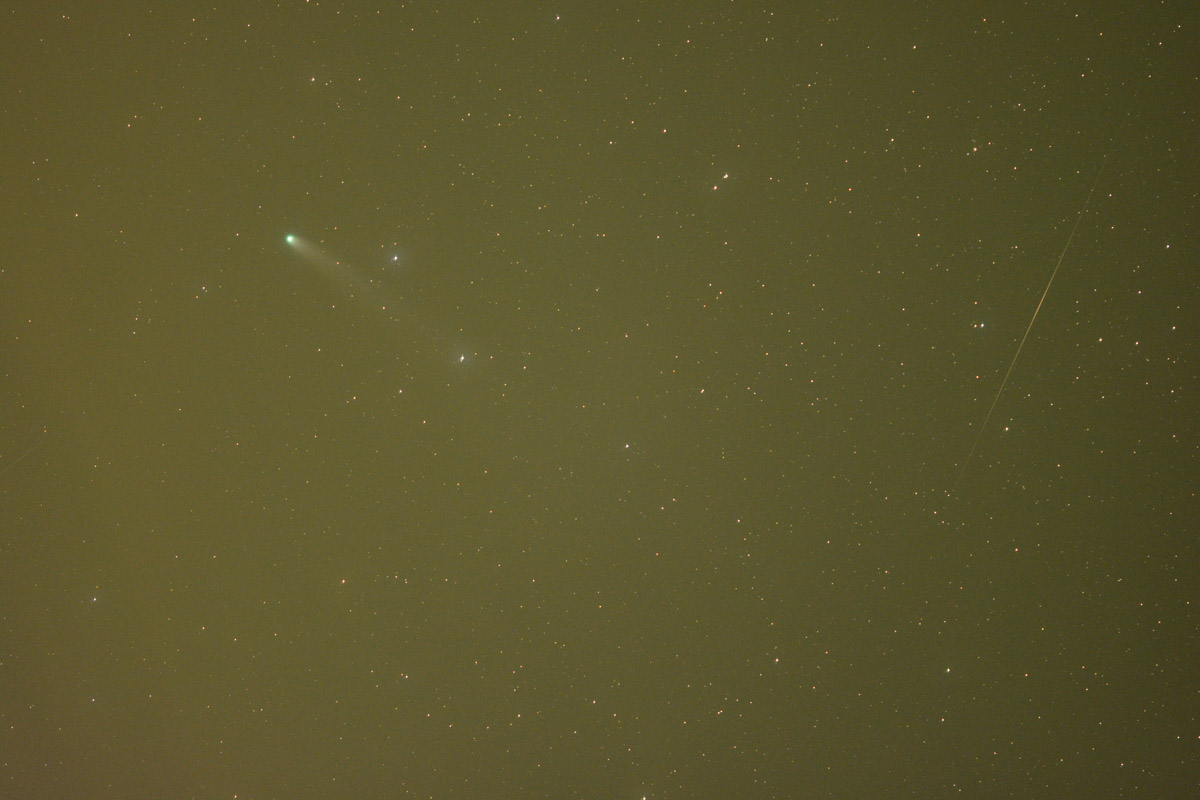 Астрофотограф из города оружейников смог поймать в объектив самую яркую комету года, которую последний раз видели на Земле предположительно 1350 лет назад. Владимир Родин успешно запечатлел «хвостатую странницу», а рассказом о процессе и получившимися кадрами поделился с нашим изданием.