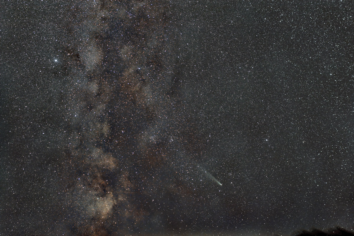 Астрофотограф из города оружейников смог поймать в объектив самую яркую комету года, которую последний раз видели на Земле предположительно 1350 лет назад. Владимир Родин успешно запечатлел «хвостатую странницу», а рассказом о процессе и получившимися кадрами поделился с нашим изданием.