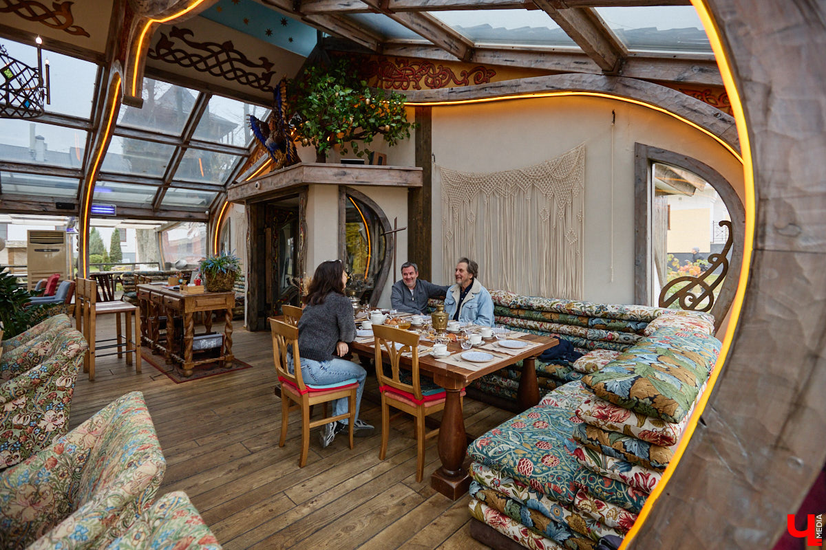 Кого только не принимал радушный Суздаль! На днях список достопочтенных гостей пополнил совершенно удивительный человек. На Владимирскую землю ступил инженер, бизнесмен и отец создателя Tesla, Илона Маска, Эррол Маск. «Ключ-Медиа» не упустил возможности встретиться и пообщаться с легендарной личностью.