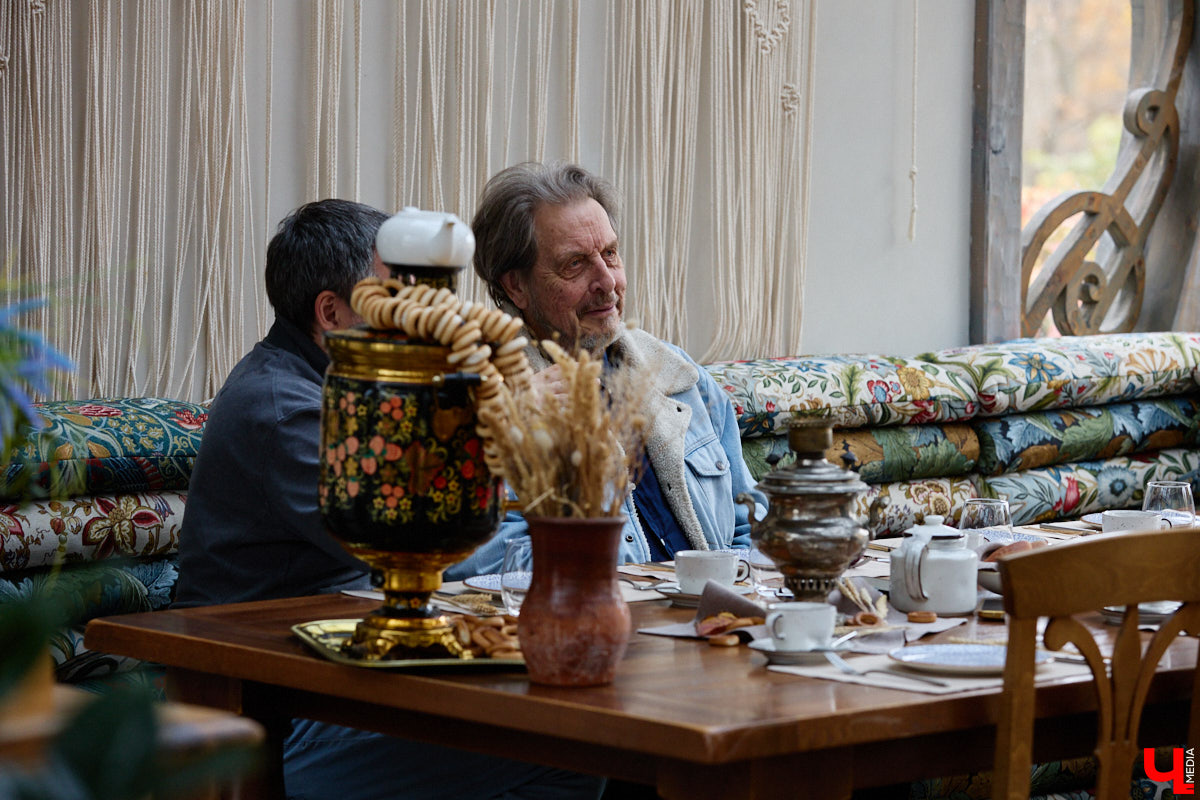 Кого только не принимал радушный Суздаль! На днях список достопочтенных гостей пополнил совершенно удивительный человек. На Владимирскую землю ступил инженер, бизнесмен и отец создателя Tesla, Илона Маска, Эррол Маск. «Ключ-Медиа» не упустил возможности встретиться и пообщаться с легендарной личностью.