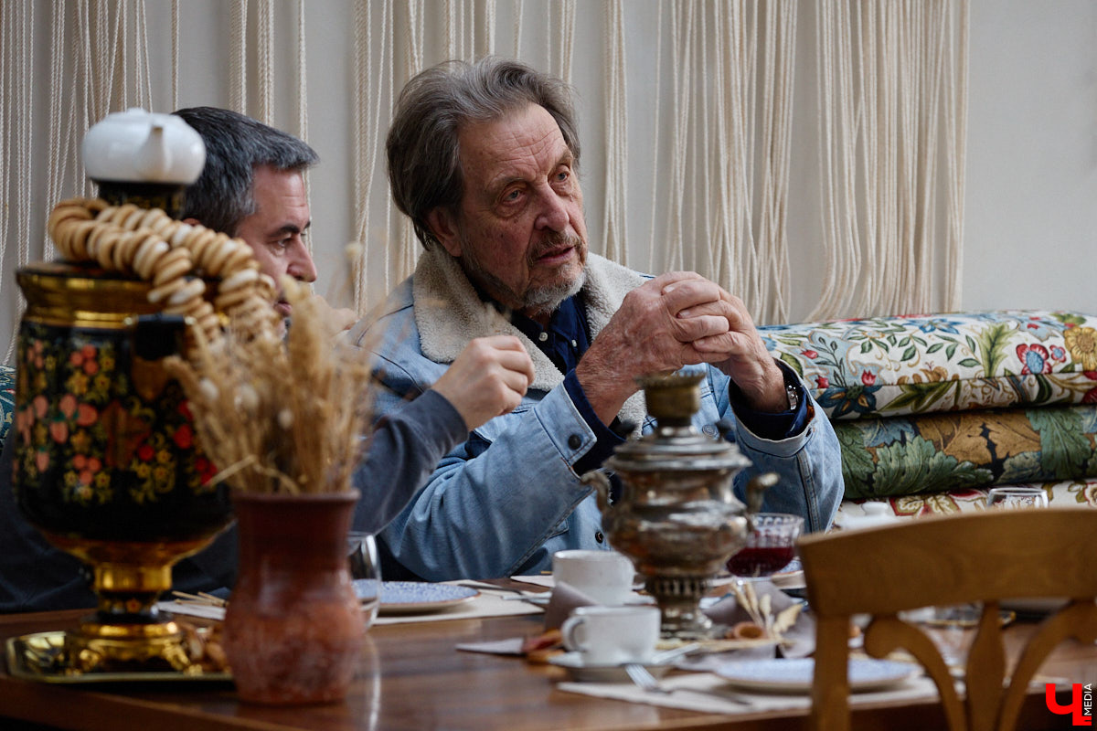 Кого только не принимал радушный Суздаль! На днях список достопочтенных гостей пополнил совершенно удивительный человек. На Владимирскую землю ступил инженер, бизнесмен и отец создателя Tesla, Илона Маска, Эррол Маск. «Ключ-Медиа» не упустил возможности встретиться и пообщаться с легендарной личностью.