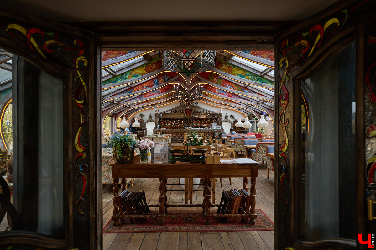 Кого только не принимал радушный Суздаль! На днях список достопочтенных гостей пополнил совершенно удивительный человек. На Владимирскую землю ступил инженер, бизнесмен и отец создателя Tesla, Илона Маска, Эррол Маск. «Ключ-Медиа» не упустил возможности встретиться и пообщаться с легендарной личностью.