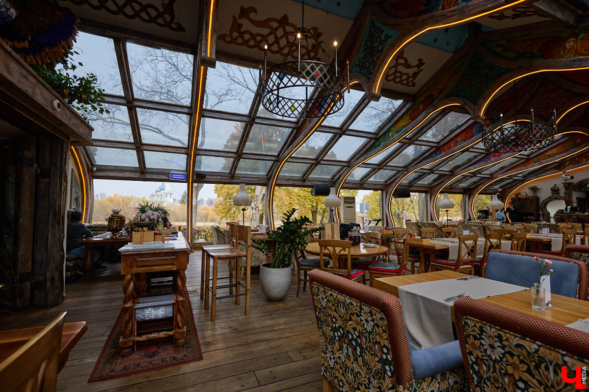 Кого только не принимал радушный Суздаль! На днях список достопочтенных гостей пополнил совершенно удивительный человек. На Владимирскую землю ступил инженер, бизнесмен и отец создателя Tesla, Илона Маска, Эррол Маск. «Ключ-Медиа» не упустил возможности встретиться и пообщаться с легендарной личностью.