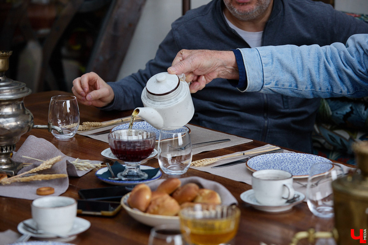 Кого только не принимал радушный Суздаль! На днях список достопочтенных гостей пополнил совершенно удивительный человек. На Владимирскую землю ступил инженер, бизнесмен и отец создателя Tesla, Илона Маска, Эррол Маск. «Ключ-Медиа» не упустил возможности встретиться и пообщаться с легендарной личностью.