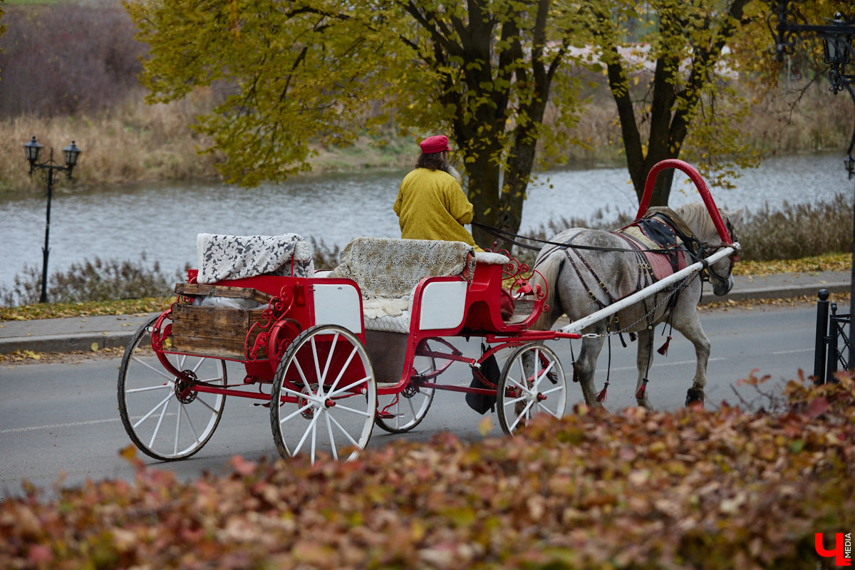 Кого только не принимал радушный Суздаль! На днях список достопочтенных гостей пополнил совершенно удивительный человек. На Владимирскую землю ступил инженер, бизнесмен и отец создателя Tesla, Илона Маска, Эррол Маск. «Ключ-Медиа» не упустил возможности встретиться и пообщаться с легендарной личностью.