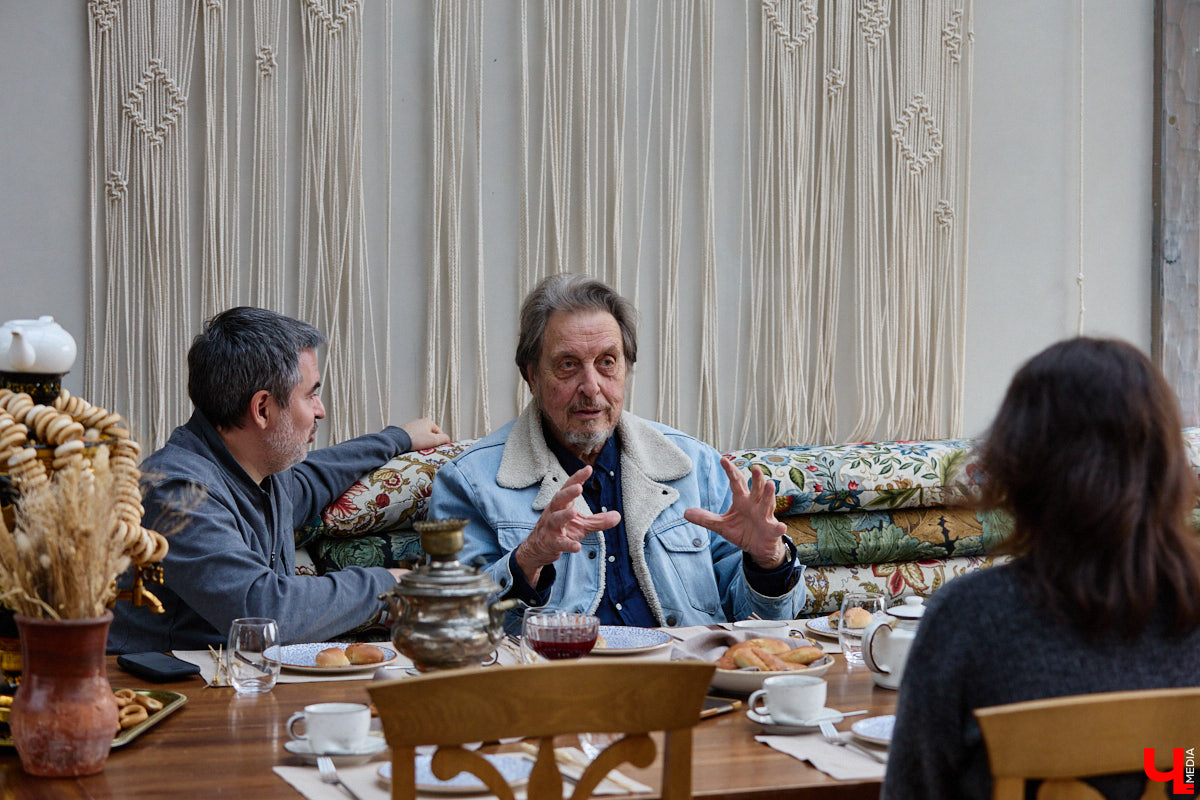 Кого только не принимал радушный Суздаль! На днях список достопочтенных гостей пополнил совершенно удивительный человек. На Владимирскую землю ступил инженер, бизнесмен и отец создателя Tesla, Илона Маска, Эррол Маск. «Ключ-Медиа» не упустил возможности встретиться и пообщаться с легендарной личностью.