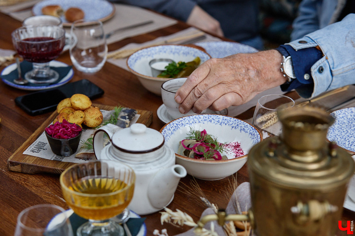 Кого только не принимал радушный Суздаль! На днях список достопочтенных гостей пополнил совершенно удивительный человек. На Владимирскую землю ступил инженер, бизнесмен и отец создателя Tesla, Илона Маска, Эррол Маск. «Ключ-Медиа» не упустил возможности встретиться и пообщаться с легендарной личностью.