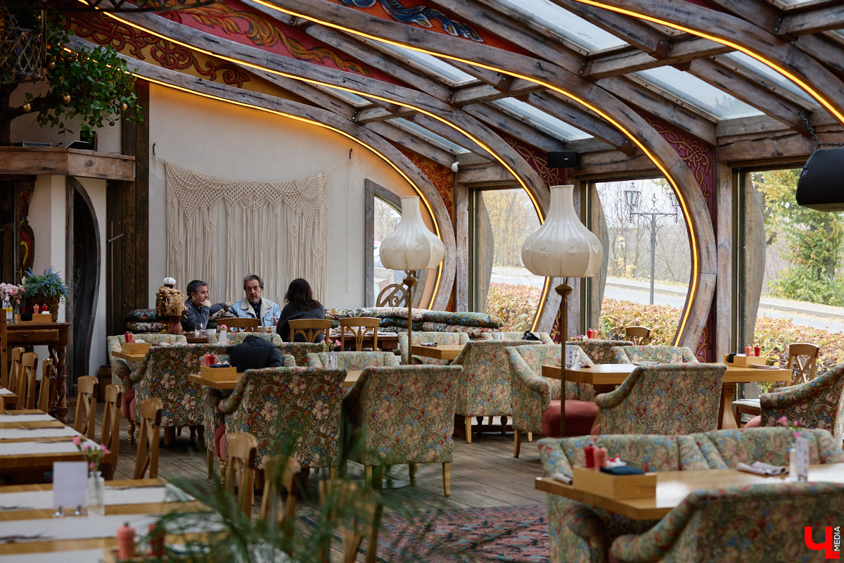 Кого только не принимал радушный Суздаль! На днях список достопочтенных гостей пополнил совершенно удивительный человек. На Владимирскую землю ступил инженер, бизнесмен и отец создателя Tesla, Илона Маска, Эррол Маск. «Ключ-Медиа» не упустил возможности встретиться и пообщаться с легендарной личностью.