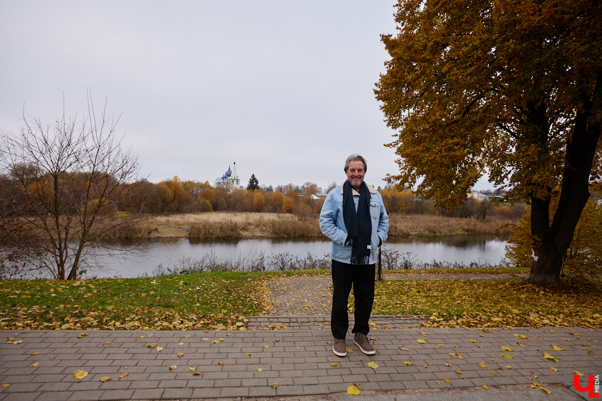 Кого только не принимал радушный Суздаль! На днях список достопочтенных гостей пополнил совершенно удивительный человек. На Владимирскую землю ступил инженер, бизнесмен и отец создателя Tesla, Илона Маска, Эррол Маск. «Ключ-Медиа» не упустил возможности встретиться и пообщаться с легендарной личностью.