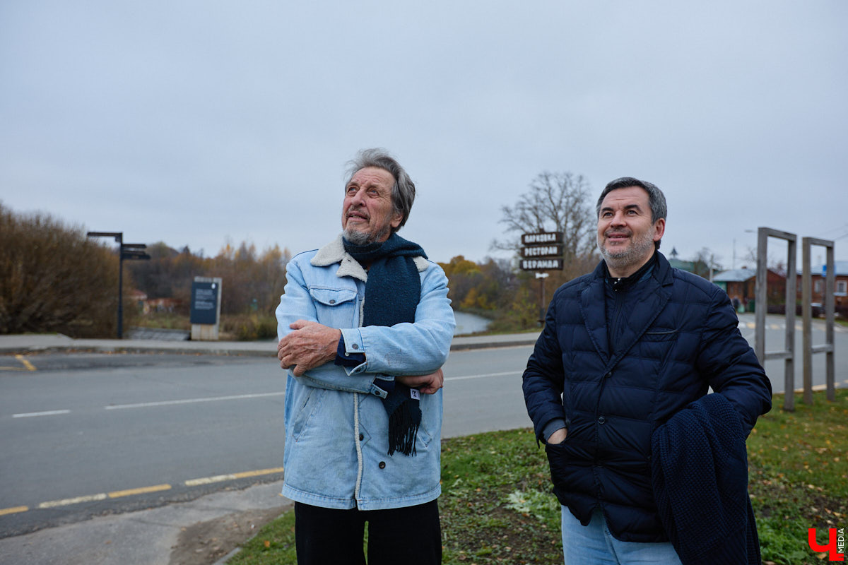 Кого только не принимал радушный Суздаль! На днях список достопочтенных гостей пополнил совершенно удивительный человек. На Владимирскую землю ступил инженер, бизнесмен и отец создателя Tesla, Илона Маска, Эррол Маск. «Ключ-Медиа» не упустил возможности встретиться и пообщаться с легендарной личностью.