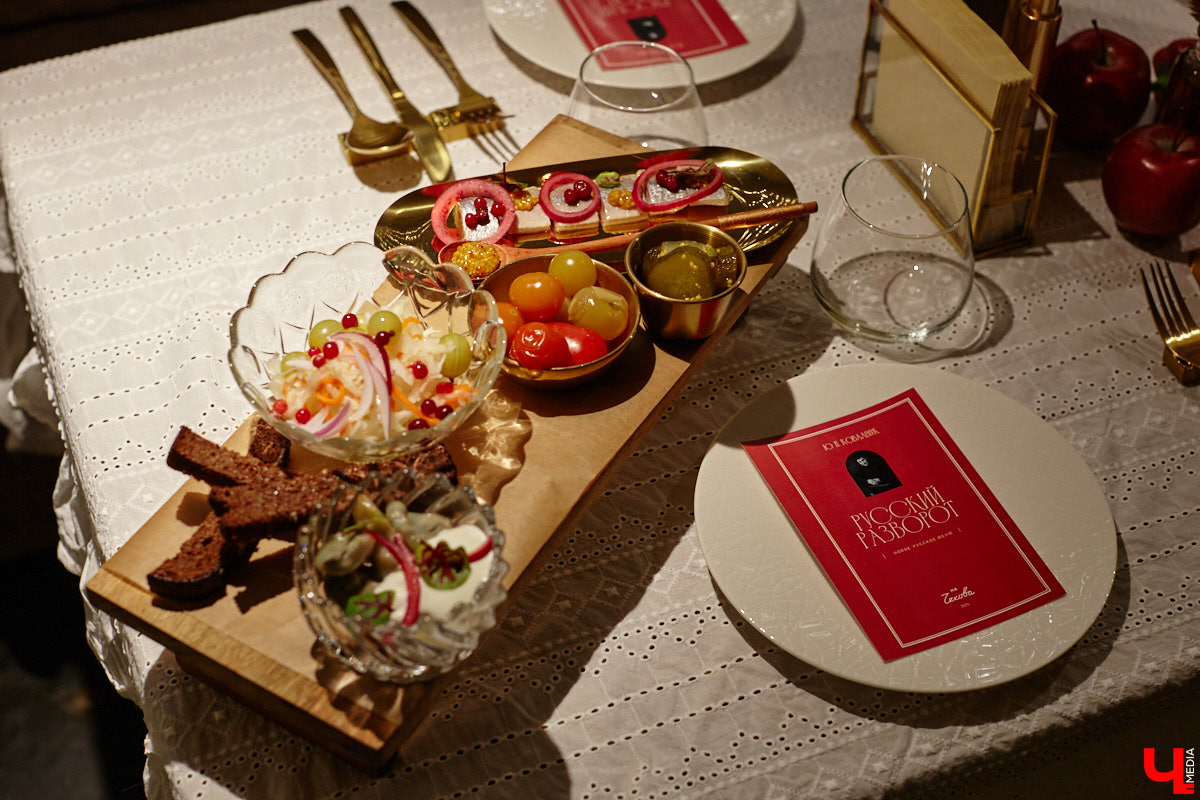 Ресторан «На Чехова» представил знакомые блюда в свежем прочтении! В заведении появилось обновленное русское меню, автором которого стал шеф-повар Юрий Ковальчук. Ужин-презентация с участием популярных владимирских блогеров прошел в четверг. «Ключ-Медиа» побывал на праздничном вечере и узнал, какими теперь блюдами там будут удивлять гостей.