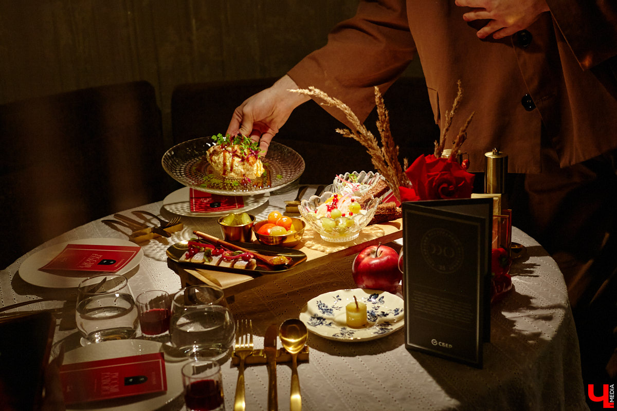 Ресторан «На Чехова» представил знакомые блюда в свежем прочтении! В заведении появилось обновленное русское меню, автором которого стал шеф-повар Юрий Ковальчук. Ужин-презентация с участием популярных владимирских блогеров прошел в четверг. «Ключ-Медиа» побывал на праздничном вечере и узнал, какими теперь блюдами там будут удивлять гостей.