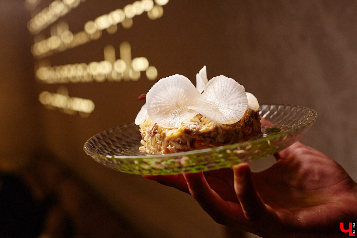 Ресторан «На Чехова» представил знакомые блюда в свежем прочтении! В заведении появилось обновленное русское меню, автором которого стал шеф-повар Юрий Ковальчук. Ужин-презентация с участием популярных владимирских блогеров прошел в четверг. «Ключ-Медиа» побывал на праздничном вечере и узнал, какими теперь блюдами там будут удивлять гостей.