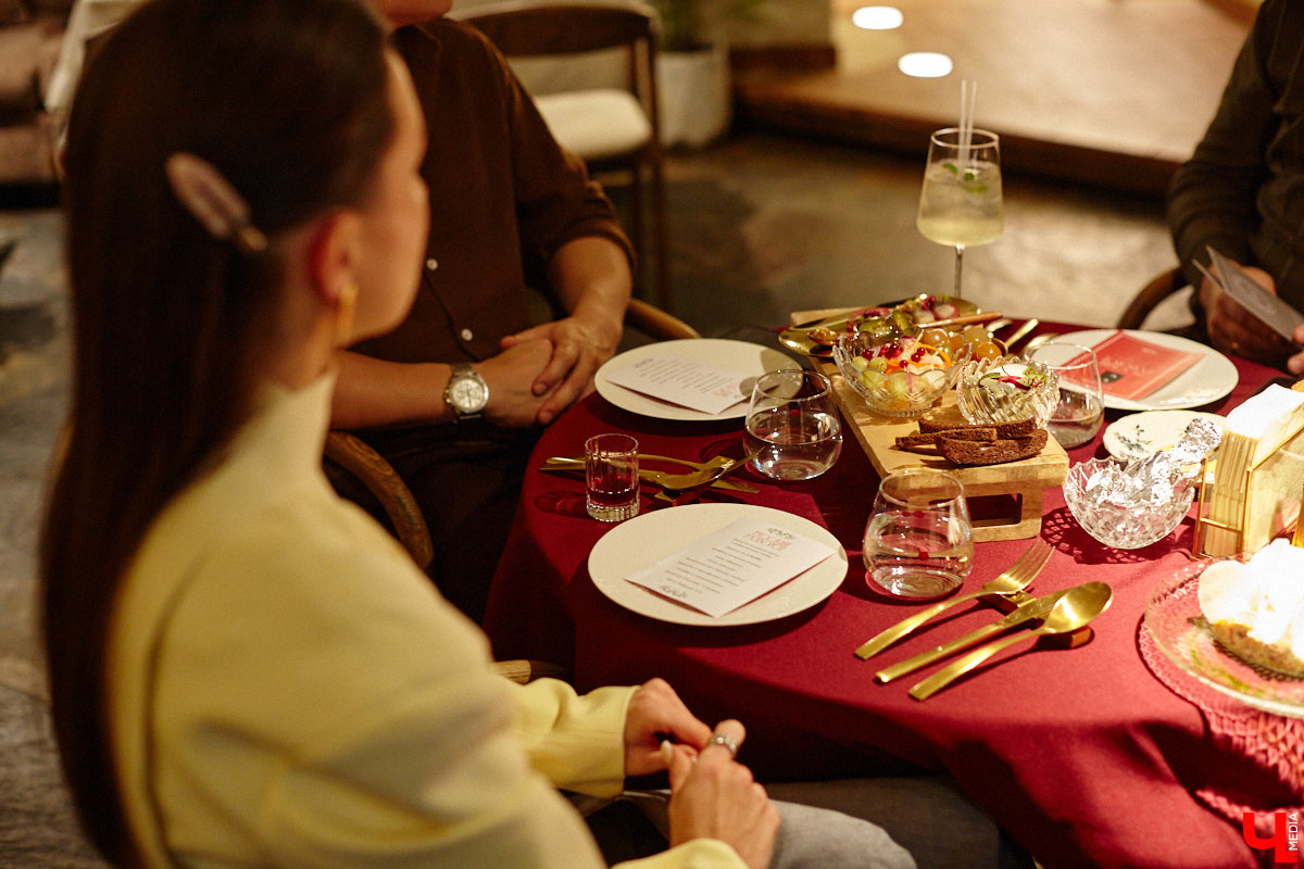 Ресторан «На Чехова» представил знакомые блюда в свежем прочтении! В заведении появилось обновленное русское меню, автором которого стал шеф-повар Юрий Ковальчук. Ужин-презентация с участием популярных владимирских блогеров прошел в четверг. «Ключ-Медиа» побывал на праздничном вечере и узнал, какими теперь блюдами там будут удивлять гостей.