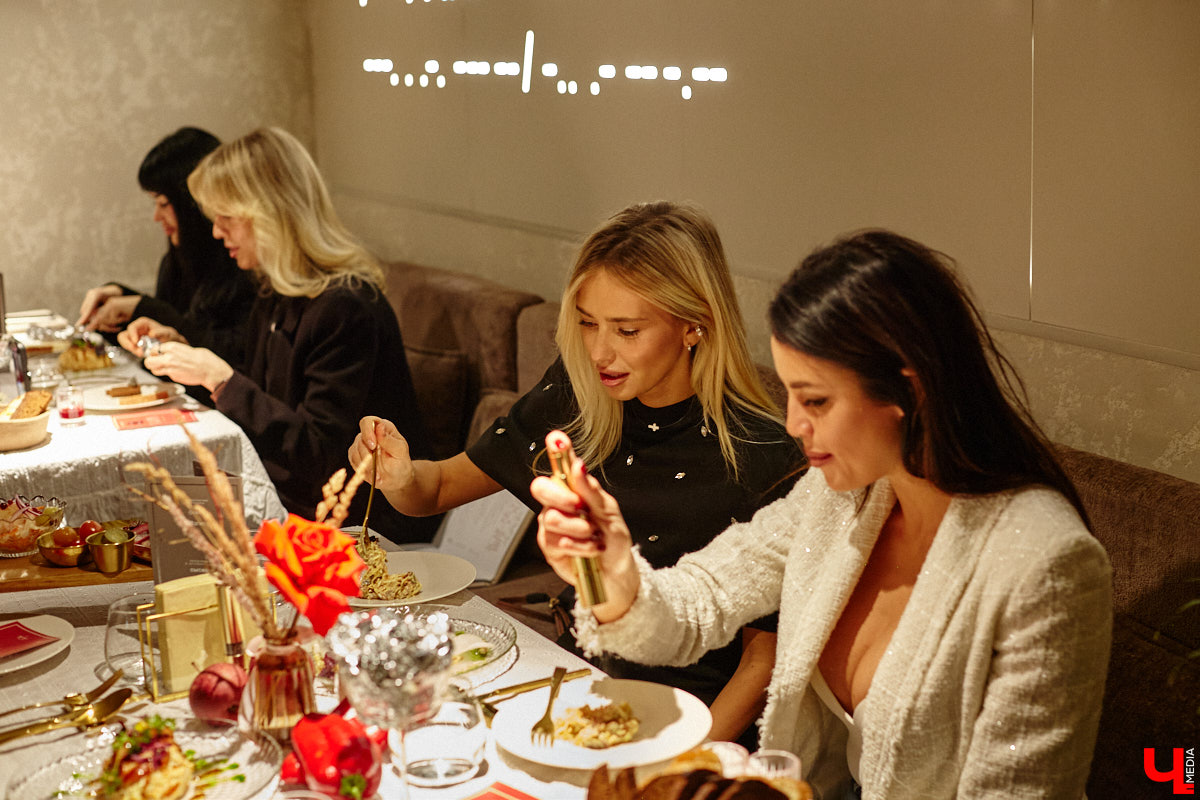 Ресторан «На Чехова» представил знакомые блюда в свежем прочтении! В заведении появилось обновленное русское меню, автором которого стал шеф-повар Юрий Ковальчук. Ужин-презентация с участием популярных владимирских блогеров прошел в четверг. «Ключ-Медиа» побывал на праздничном вечере и узнал, какими теперь блюдами там будут удивлять гостей.