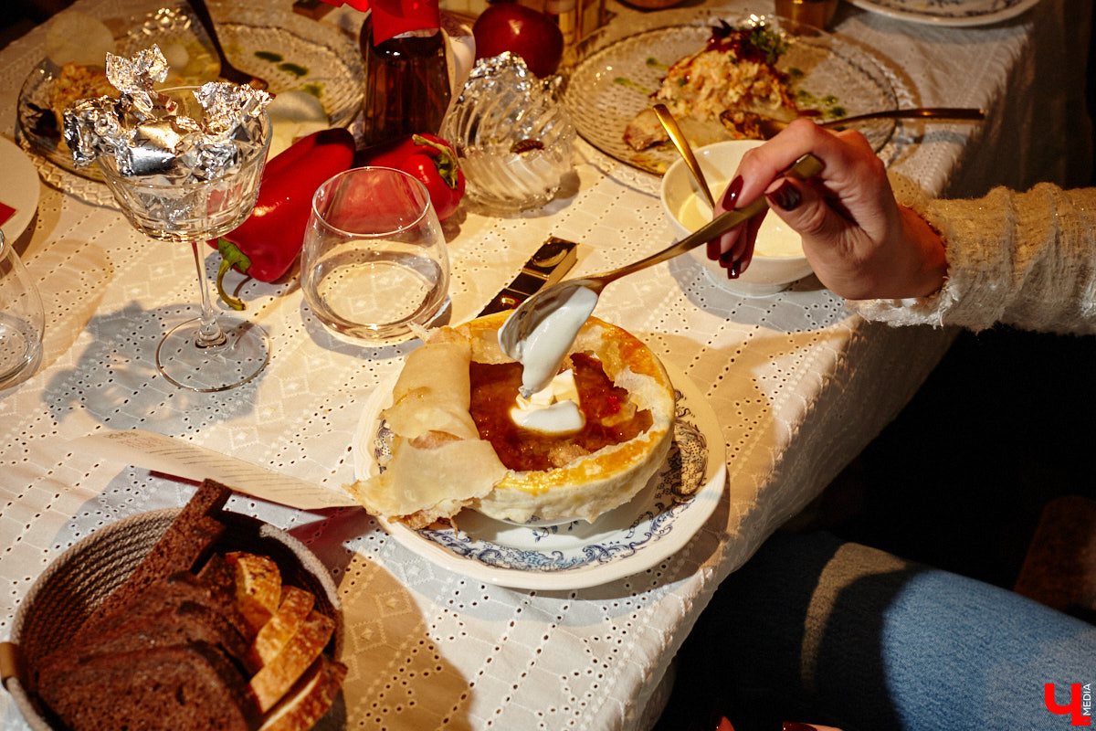 Ресторан «На Чехова» представил знакомые блюда в свежем прочтении! В заведении появилось обновленное русское меню, автором которого стал шеф-повар Юрий Ковальчук. Ужин-презентация с участием популярных владимирских блогеров прошел в четверг. «Ключ-Медиа» побывал на праздничном вечере и узнал, какими теперь блюдами там будут удивлять гостей.