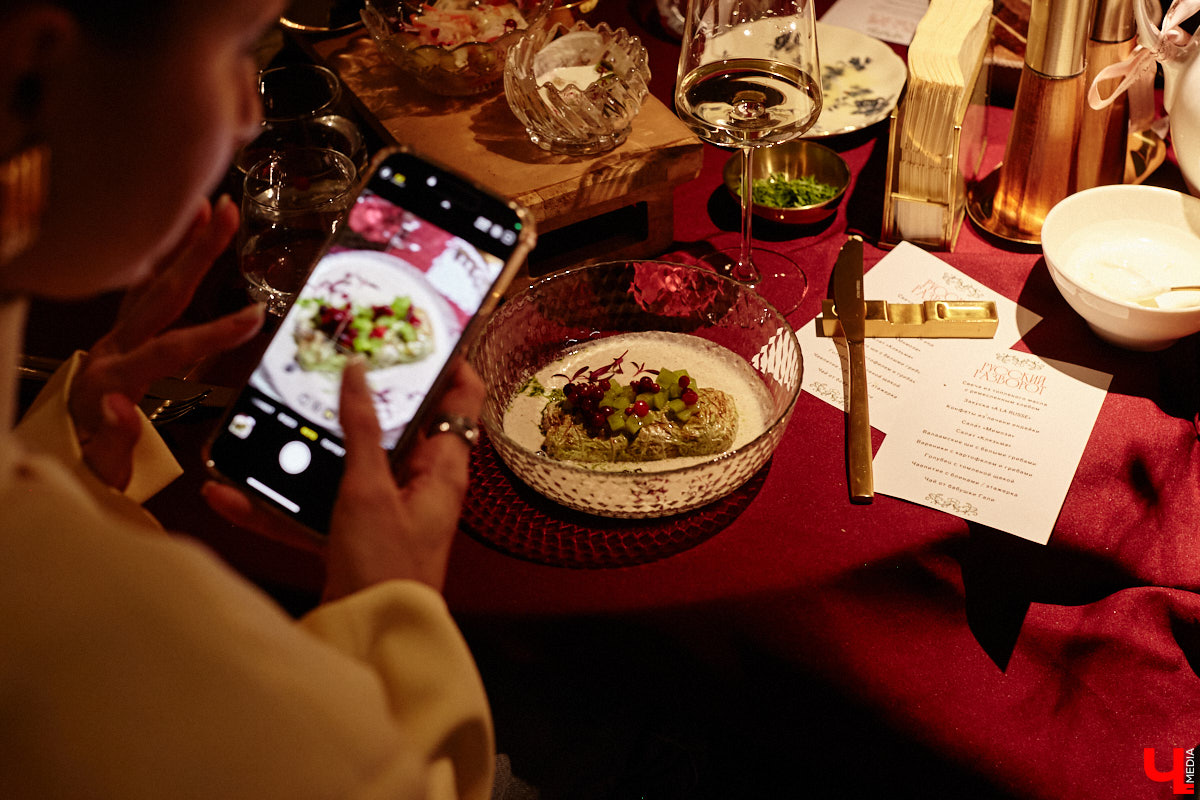 Ресторан «На Чехова» представил знакомые блюда в свежем прочтении! В заведении появилось обновленное русское меню, автором которого стал шеф-повар Юрий Ковальчук. Ужин-презентация с участием популярных владимирских блогеров прошел в четверг. «Ключ-Медиа» побывал на праздничном вечере и узнал, какими теперь блюдами там будут удивлять гостей.