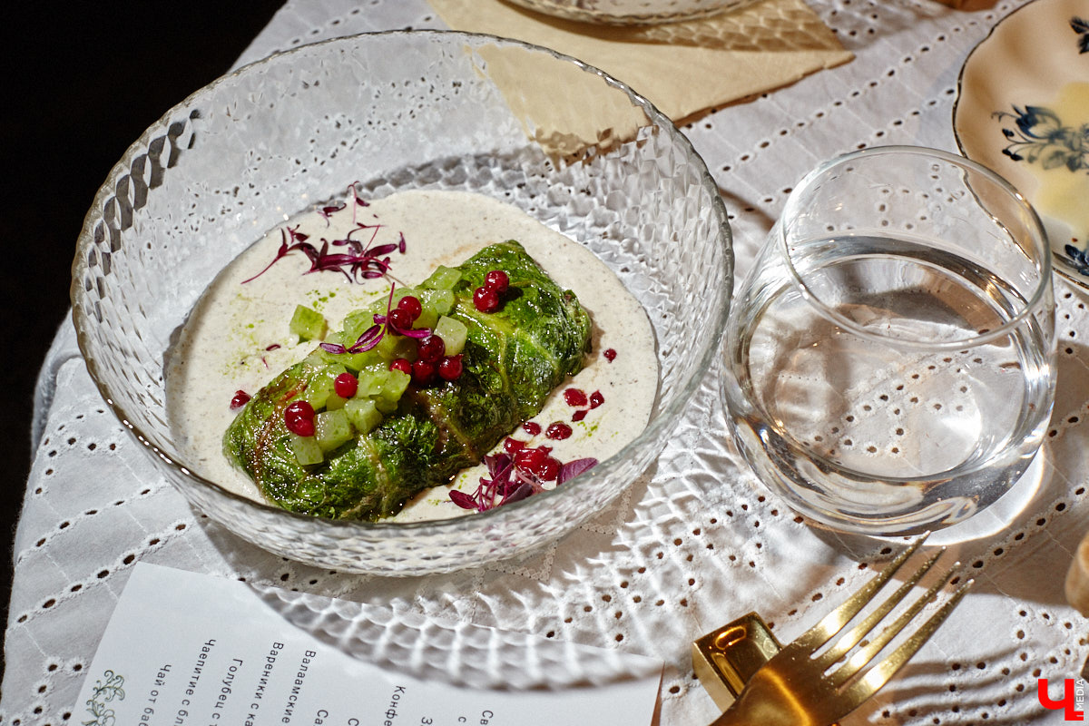 Ресторан «На Чехова» представил знакомые блюда в свежем прочтении! В заведении появилось обновленное русское меню, автором которого стал шеф-повар Юрий Ковальчук. Ужин-презентация с участием популярных владимирских блогеров прошел в четверг. «Ключ-Медиа» побывал на праздничном вечере и узнал, какими теперь блюдами там будут удивлять гостей.