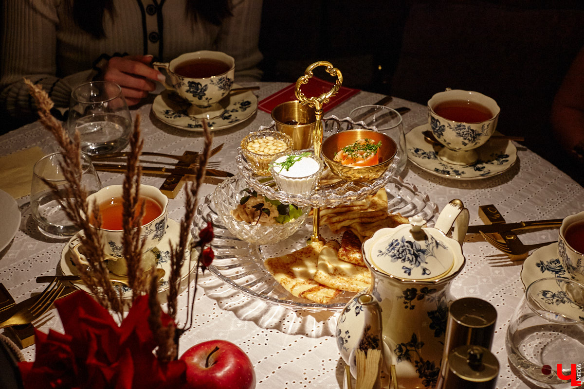 Ресторан «На Чехова» представил знакомые блюда в свежем прочтении! В заведении появилось обновленное русское меню, автором которого стал шеф-повар Юрий Ковальчук. Ужин-презентация с участием популярных владимирских блогеров прошел в четверг. «Ключ-Медиа» побывал на праздничном вечере и узнал, какими теперь блюдами там будут удивлять гостей.