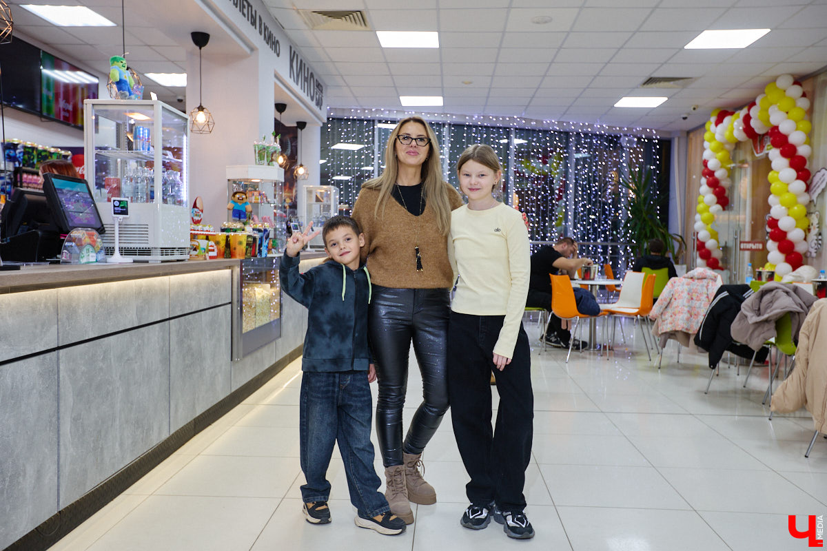 23 октября на большие экраны вышла сказка отечественного производства «Алиса в стране чудес». Увидеть фильм одними из первых посчастливилось владимирцам. Показ приурочили ко дню рождения «Киномакса — РусьКино». На днях кинотеатру исполнился ровно год. На празднике в честь этого события побывал «Ключ-Медиа».