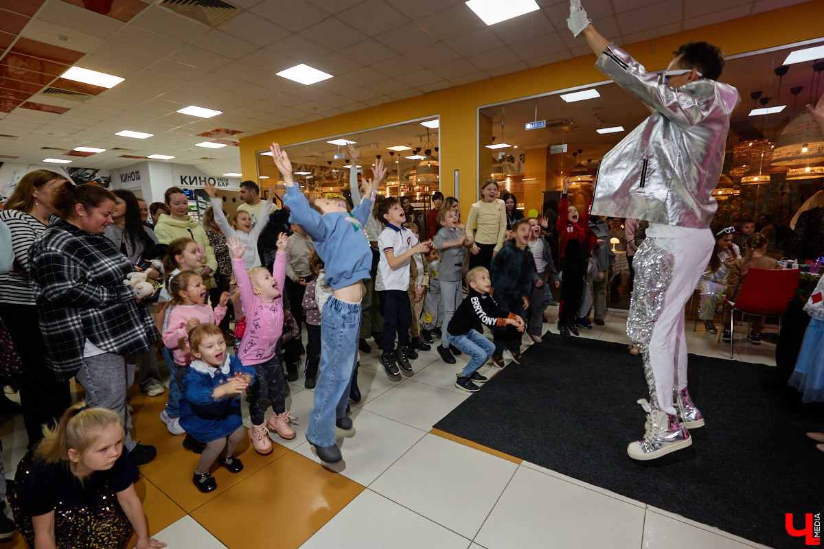 23 октября на большие экраны вышла сказка отечественного производства «Алиса в стране чудес». Увидеть фильм одними из первых посчастливилось владимирцам. Показ приурочили ко дню рождения «Киномакса — РусьКино». На днях кинотеатру исполнился ровно год. На празднике в честь этого события побывал «Ключ-Медиа».
