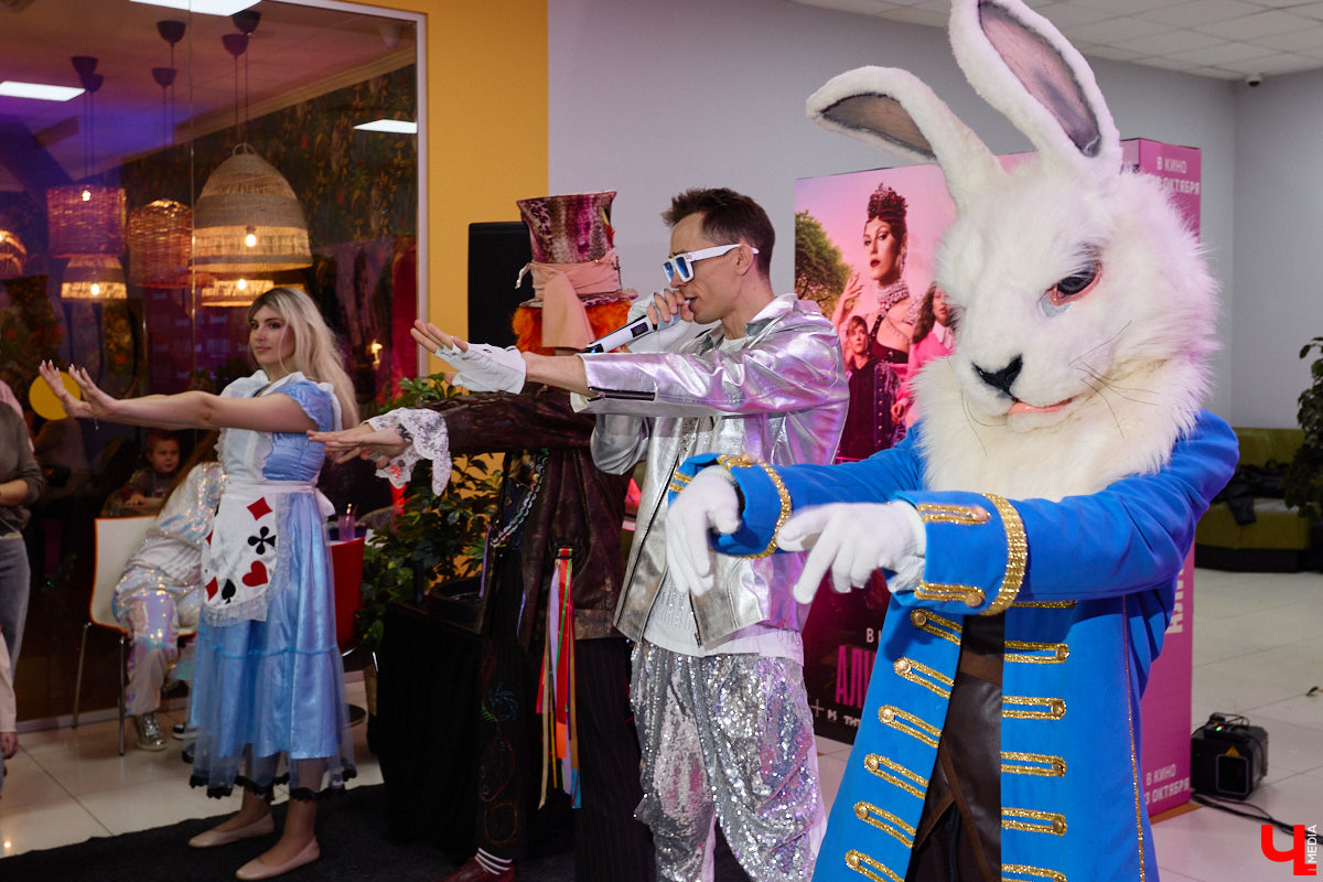 23 октября на большие экраны вышла сказка отечественного производства «Алиса в стране чудес». Увидеть фильм одними из первых посчастливилось владимирцам. Показ приурочили ко дню рождения «Киномакса — РусьКино». На днях кинотеатру исполнился ровно год. На празднике в честь этого события побывал «Ключ-Медиа».