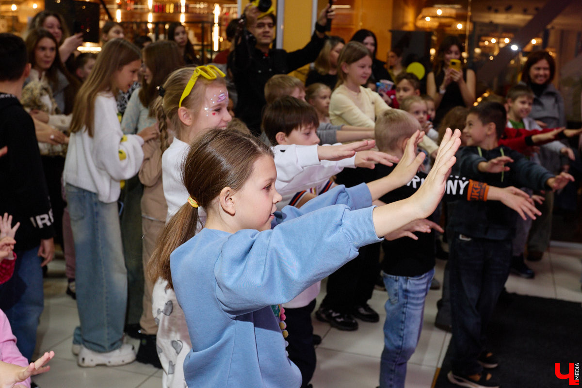 23 октября на большие экраны вышла сказка отечественного производства «Алиса в стране чудес». Увидеть фильм одними из первых посчастливилось владимирцам. Показ приурочили ко дню рождения «Киномакса — РусьКино». На днях кинотеатру исполнился ровно год. На празднике в честь этого события побывал «Ключ-Медиа».