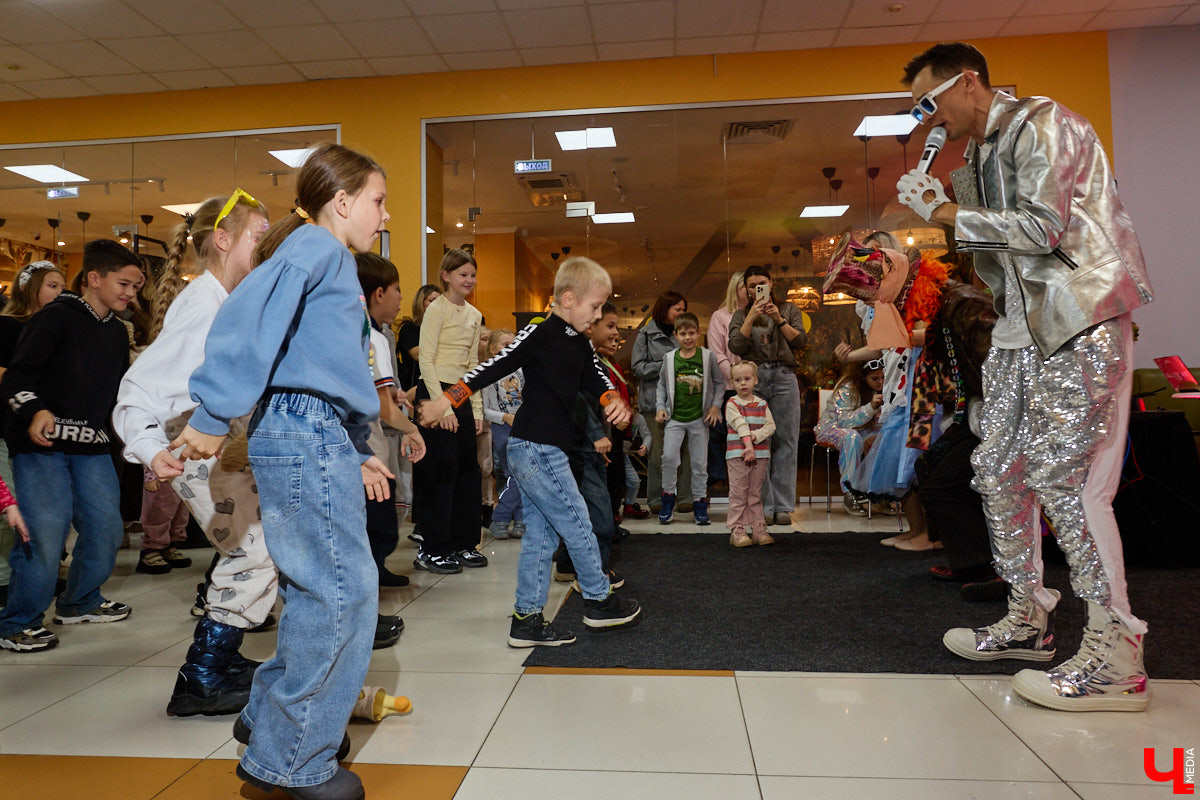 23 октября на большие экраны вышла сказка отечественного производства «Алиса в стране чудес». Увидеть фильм одними из первых посчастливилось владимирцам. Показ приурочили ко дню рождения «Киномакса — РусьКино». На днях кинотеатру исполнился ровно год. На празднике в честь этого события побывал «Ключ-Медиа».