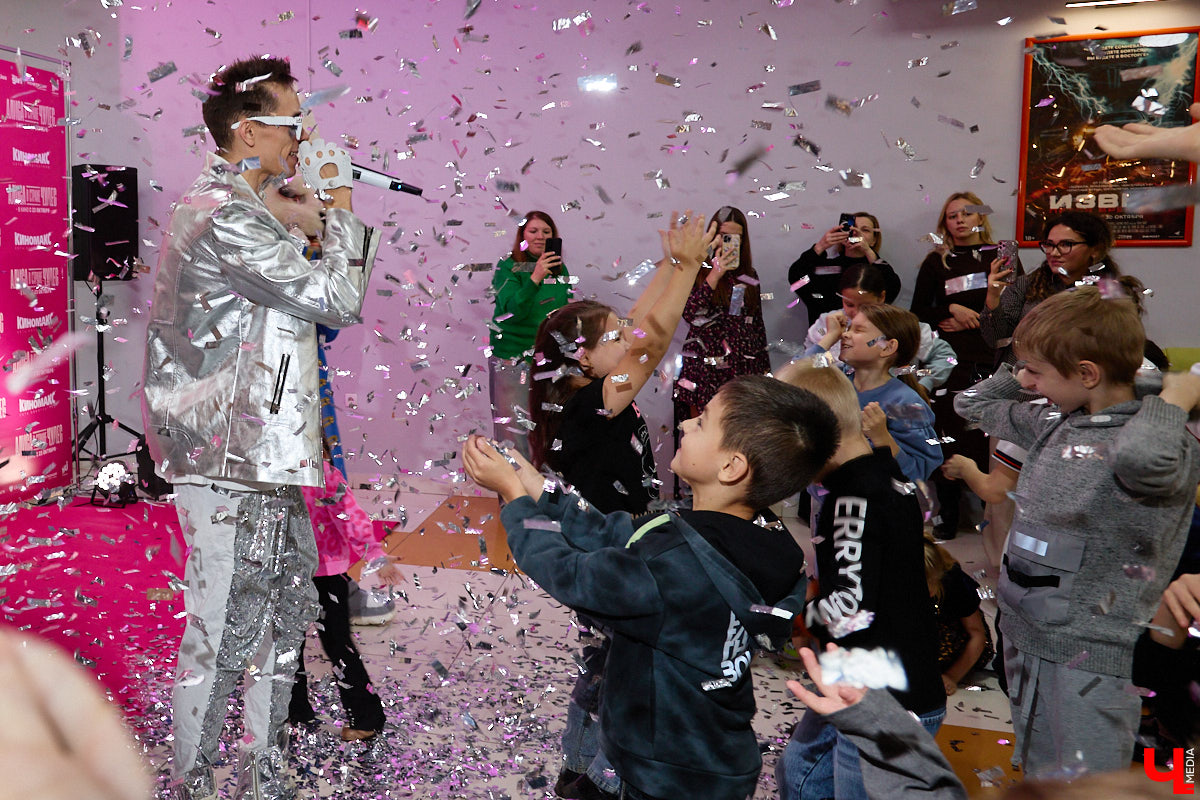 23 октября на большие экраны вышла сказка отечественного производства «Алиса в стране чудес». Увидеть фильм одними из первых посчастливилось владимирцам. Показ приурочили ко дню рождения «Киномакса — РусьКино». На днях кинотеатру исполнился ровно год. На празднике в честь этого события побывал «Ключ-Медиа».