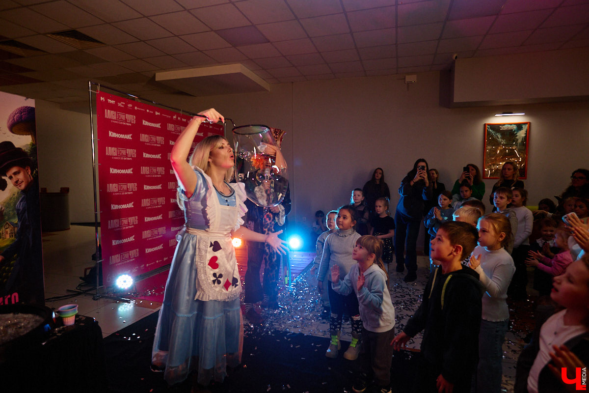 23 октября на большие экраны вышла сказка отечественного производства «Алиса в стране чудес». Увидеть фильм одними из первых посчастливилось владимирцам. Показ приурочили ко дню рождения «Киномакса — РусьКино». На днях кинотеатру исполнился ровно год. На празднике в честь этого события побывал «Ключ-Медиа».