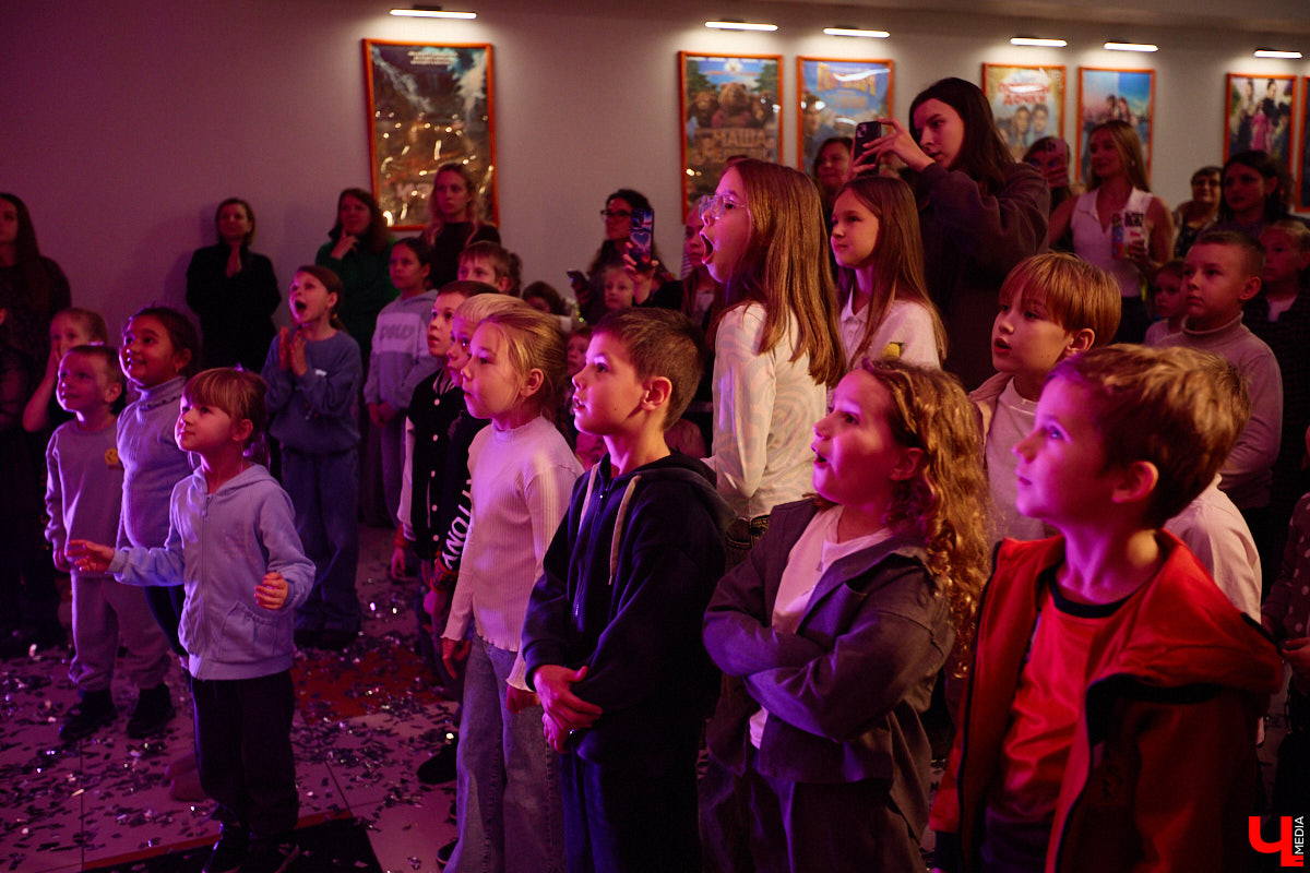 23 октября на большие экраны вышла сказка отечественного производства «Алиса в стране чудес». Увидеть фильм одними из первых посчастливилось владимирцам. Показ приурочили ко дню рождения «Киномакса — РусьКино». На днях кинотеатру исполнился ровно год. На празднике в честь этого события побывал «Ключ-Медиа».