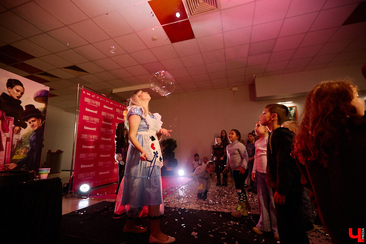 23 октября на большие экраны вышла сказка отечественного производства «Алиса в стране чудес». Увидеть фильм одними из первых посчастливилось владимирцам. Показ приурочили ко дню рождения «Киномакса — РусьКино». На днях кинотеатру исполнился ровно год. На празднике в честь этого события побывал «Ключ-Медиа».