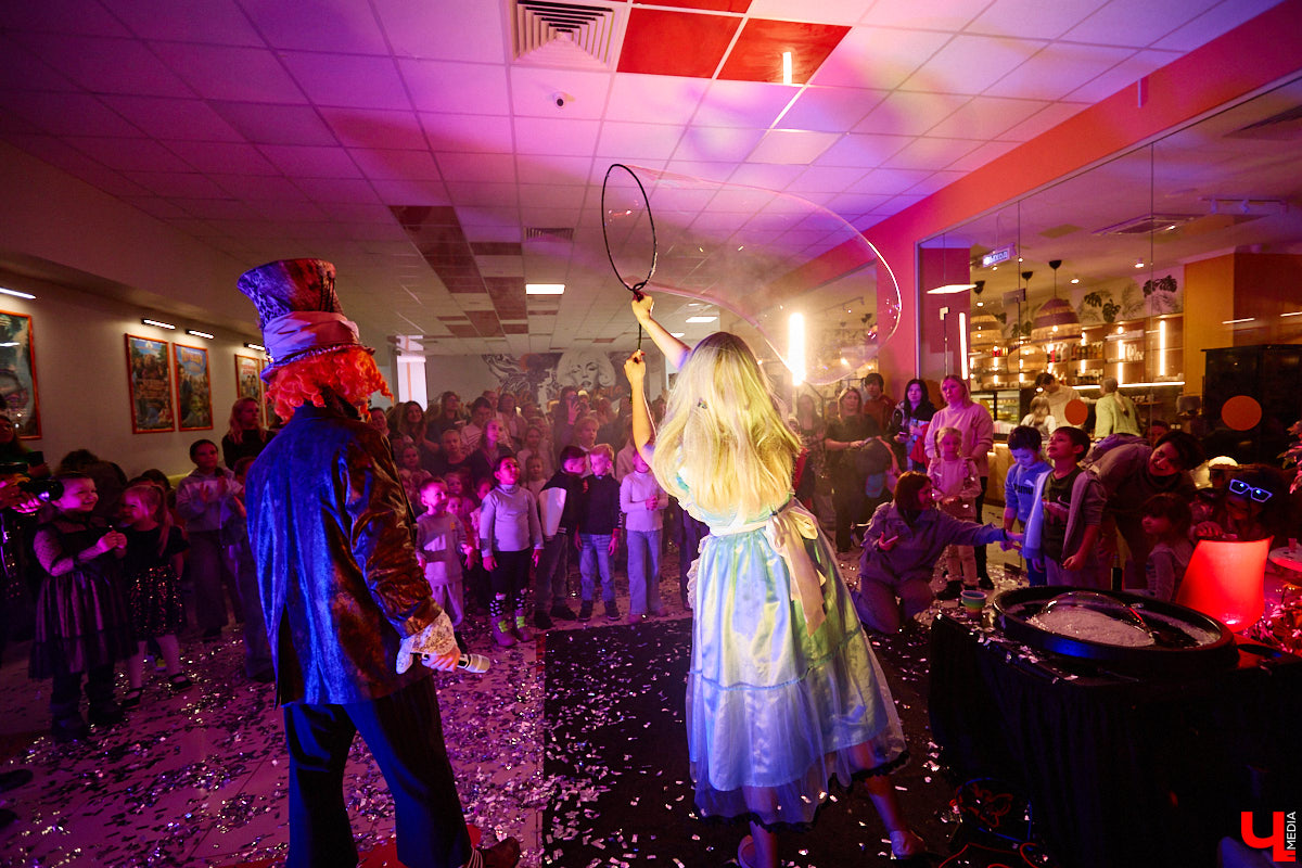 23 октября на большие экраны вышла сказка отечественного производства «Алиса в стране чудес». Увидеть фильм одними из первых посчастливилось владимирцам. Показ приурочили ко дню рождения «Киномакса — РусьКино». На днях кинотеатру исполнился ровно год. На празднике в честь этого события побывал «Ключ-Медиа».